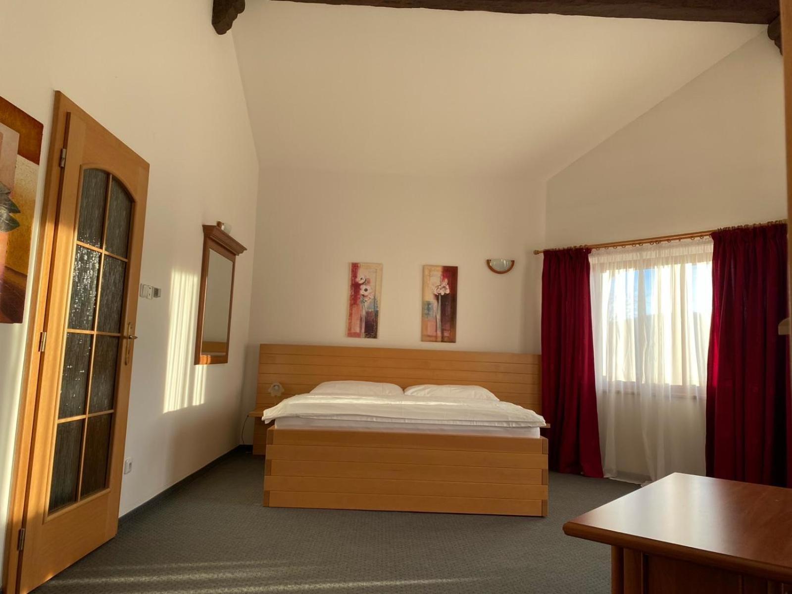 Selsky Dvur Perstejn Hotel Exterior photo